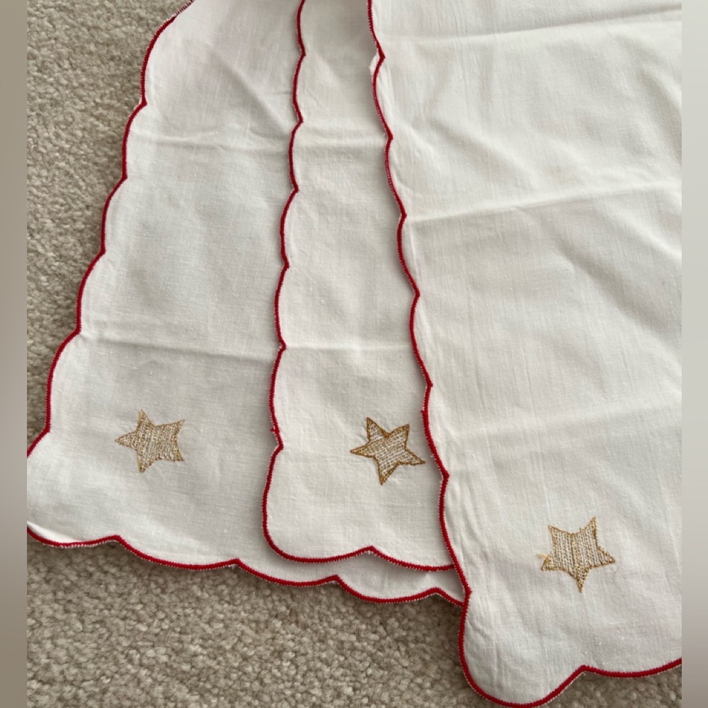 Vintage Embroidered Christmas Tablecloth with Matching Napkins. - Picture 10 of 11
